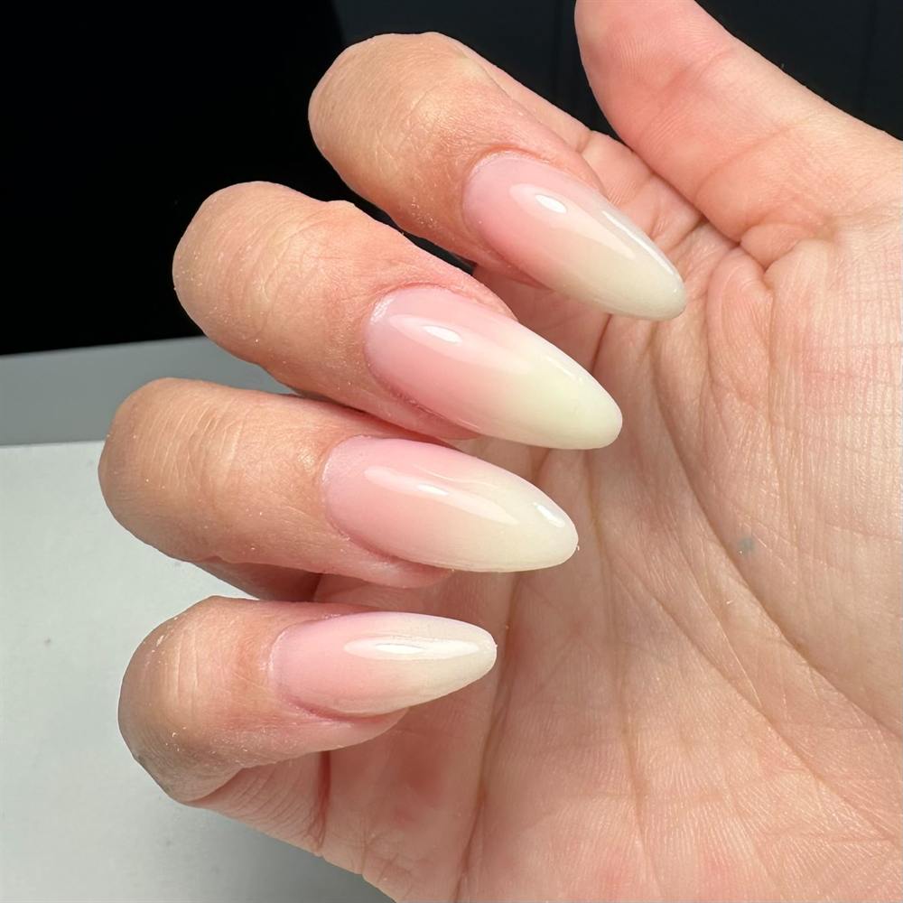 Lange amandelvormige nagels in een zachte nude tint