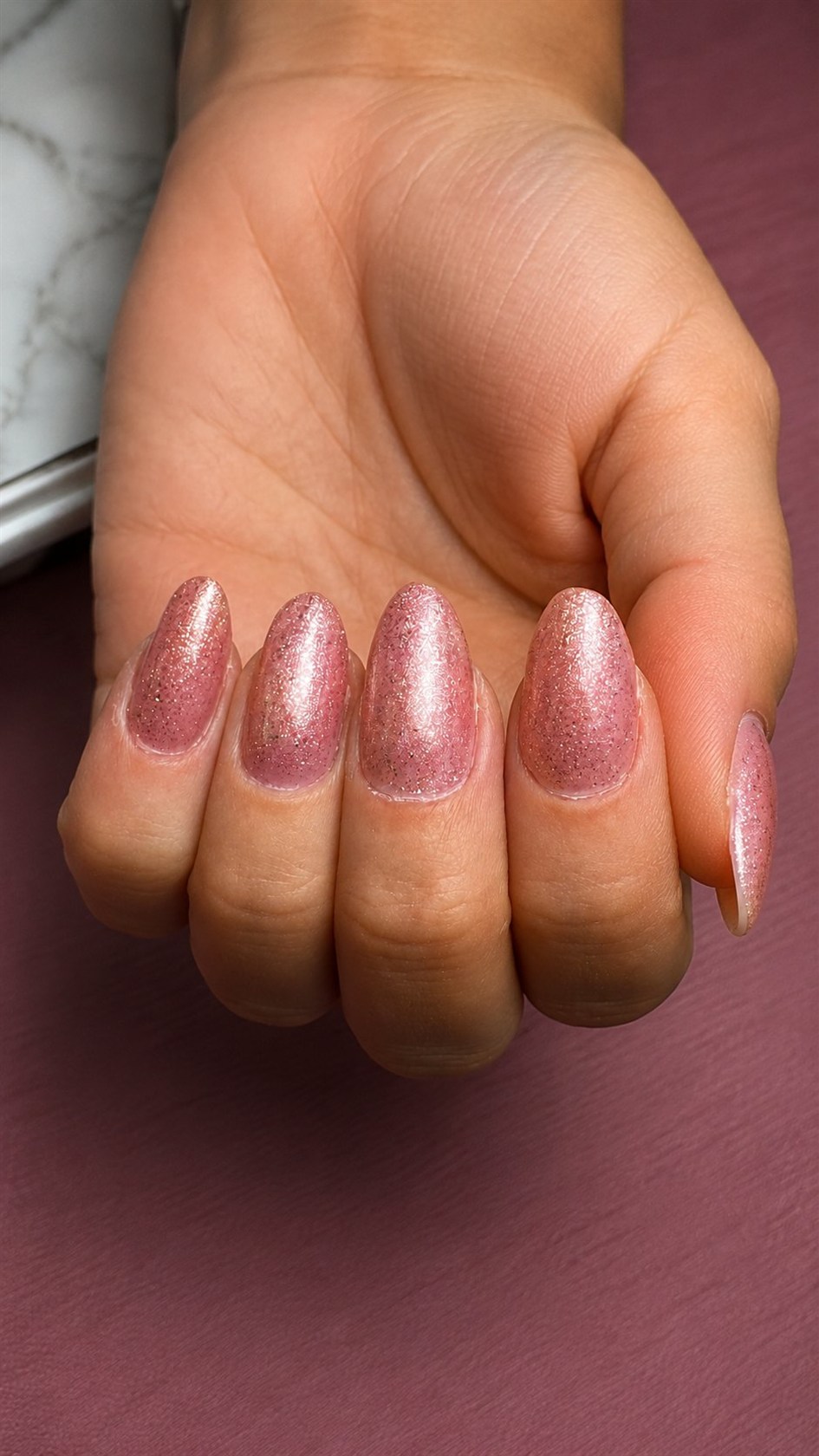 Amandelvormige nagels in rosé gouden shimmer