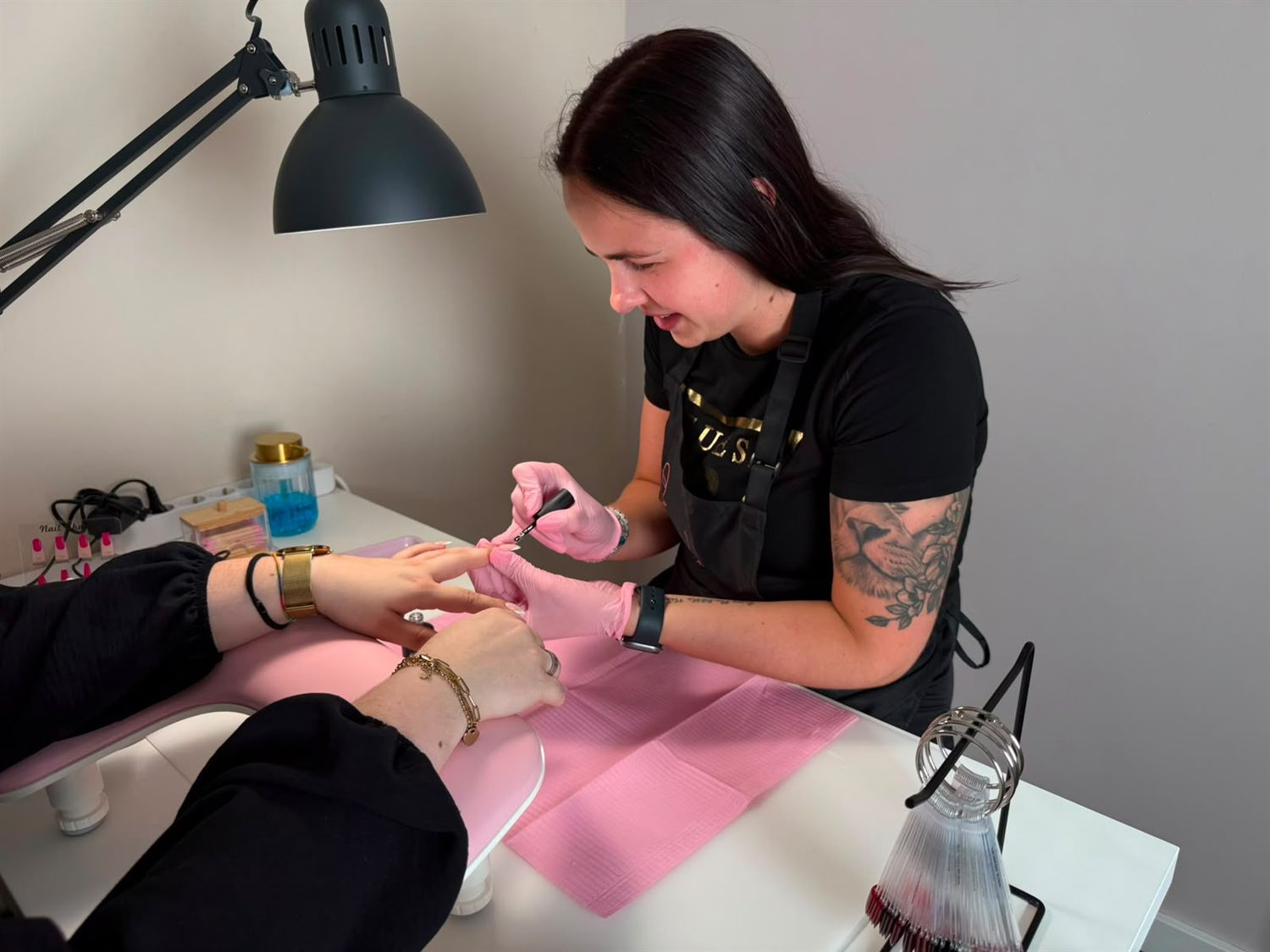 Aan het werk in de salon tijdens een nagelbehandeling