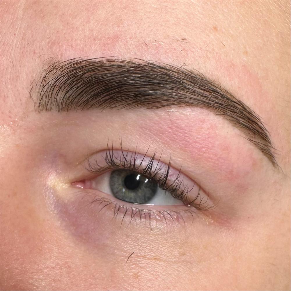 Verzorgde wenkbrauw met een zachte, natuurlijke lijn boven het oog