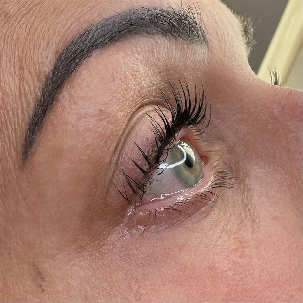 Opgekrulde eigen wimpers na een lashlift, van opzij gezien